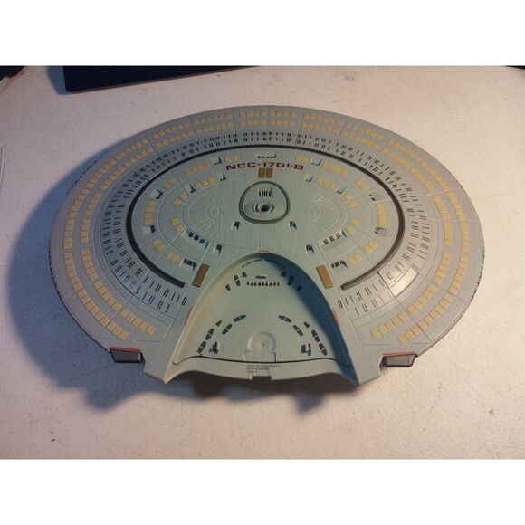 Star Trek Starship Legends Diamond Select USS Enterprise NCC-1701-D - No Box - Picture 6 of 11